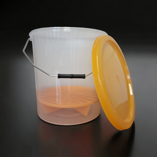 16 Litre Bucket With Grit Guard & Lid